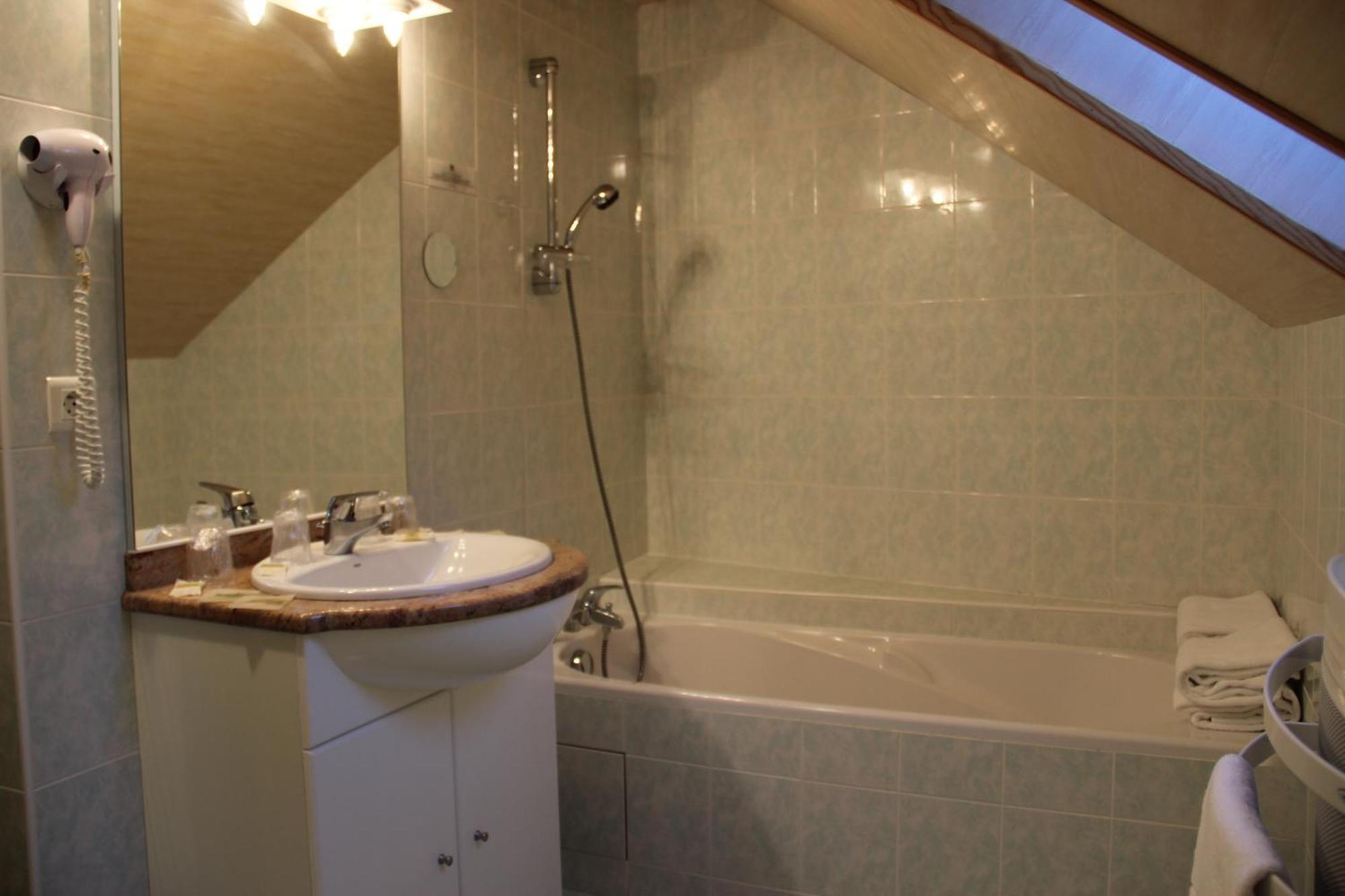 Hotel Restaurant Logis La Meridienne Anglards de Saint Flour Zimmer foto